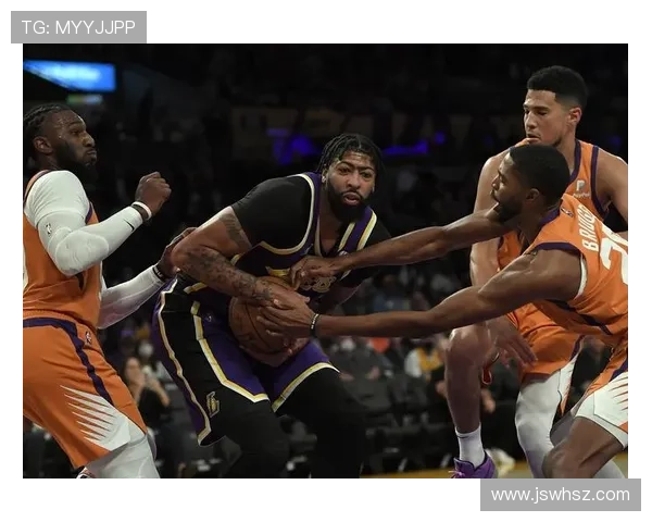 湖人队季前赛迎来大胜 詹姆斯与戴维斯表现亮眼引发球迷热议